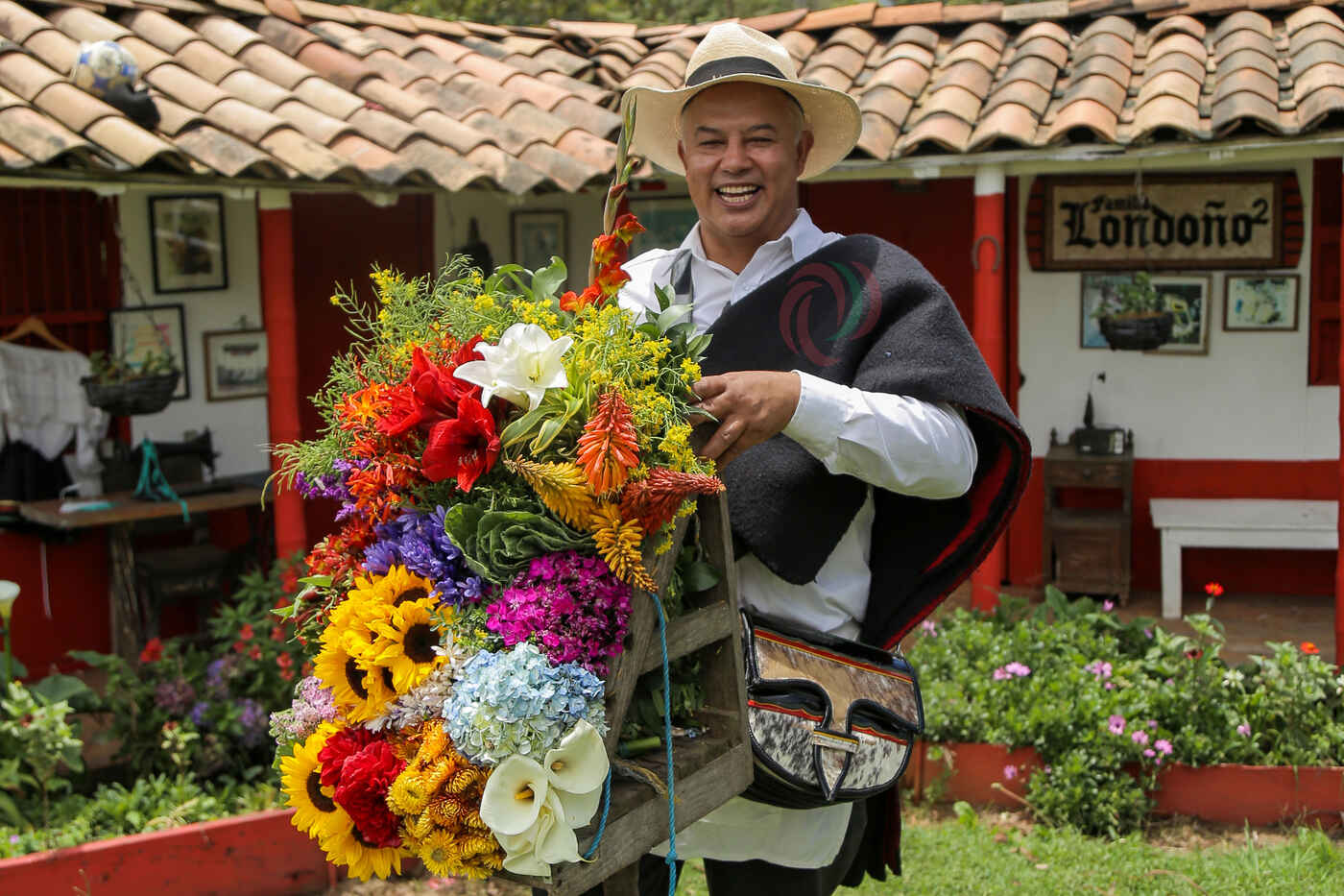 Diego Londoño, silletero de la Familia Londoño, con una silleta monumental en Santa Elena