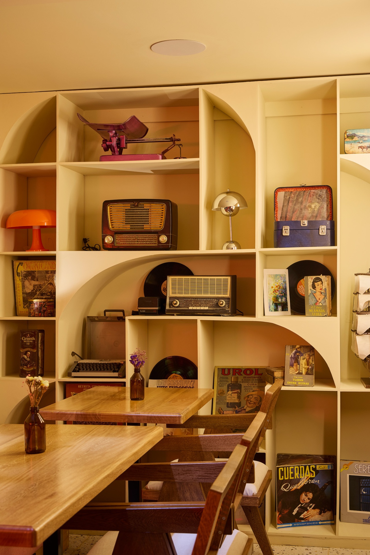 Biblioteca de la confianza en Amelier Café