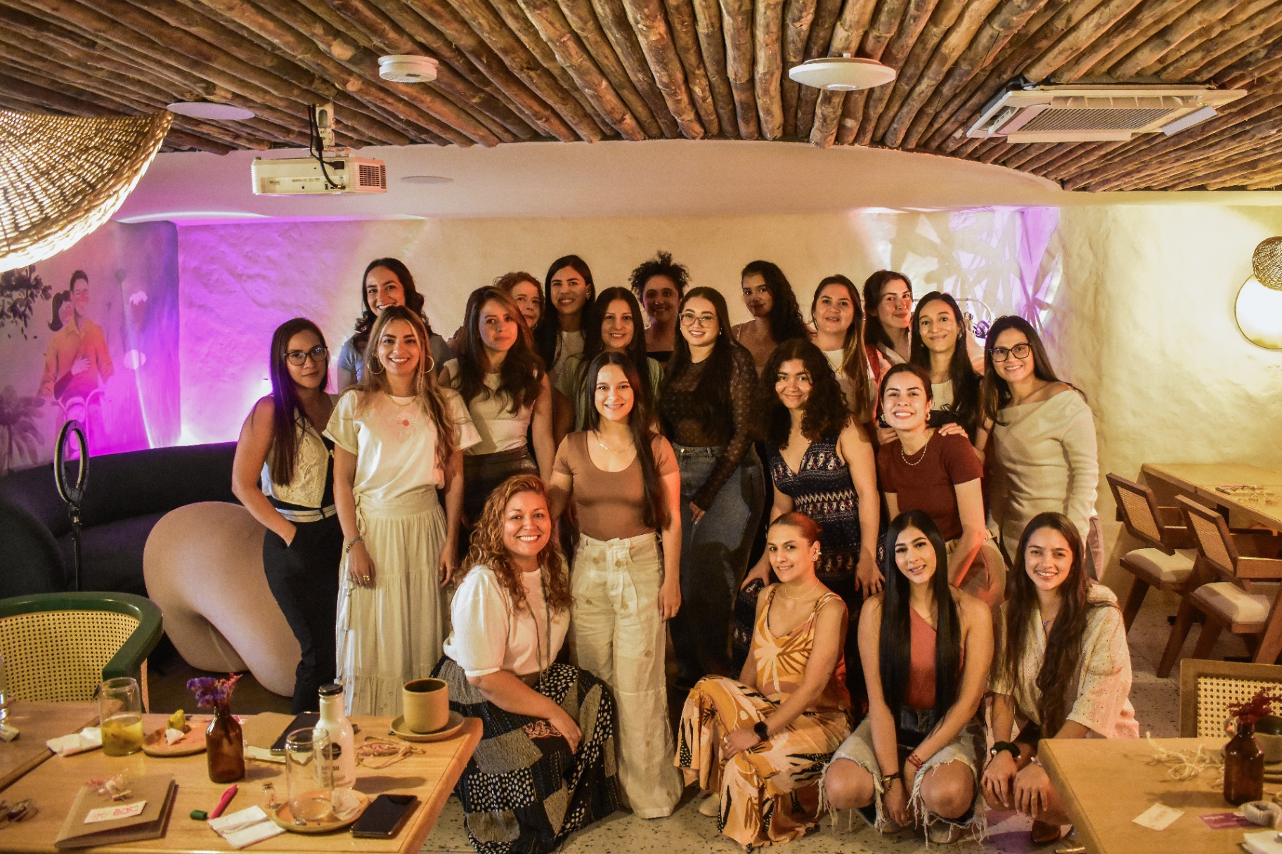 Grupo de personas disfrutando un evento en Amelier