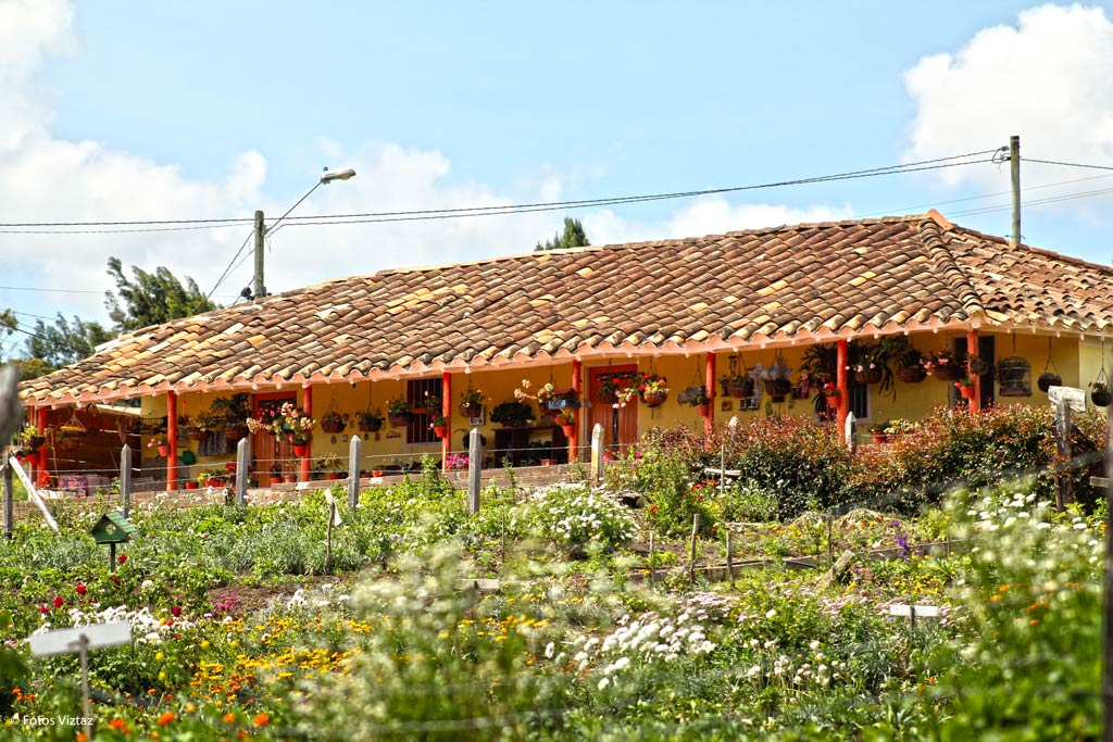 Finca silletera en Santa Elena, Medellín, con jardines de flores y casa tradicional