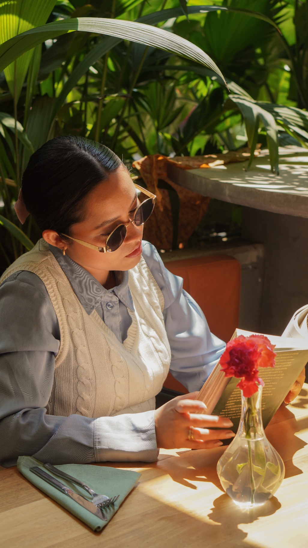 Lectura al sol entre plantas en Amelier Poblado